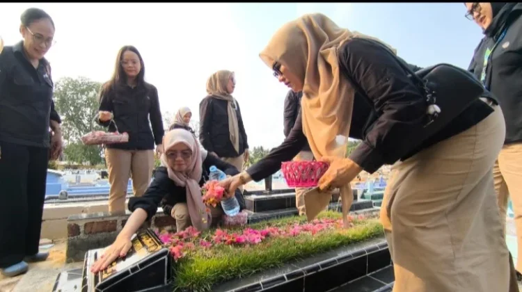 Pegawai RRI Sungailiat Ziarah ke 5 Makam Karyawan di TPU Paritpadang Sungailiat