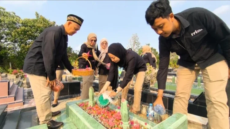 Pegawai RRI Sungailiat Ziarah ke 5 Makam Karyawan di TPU Paritpadang Sungailiat