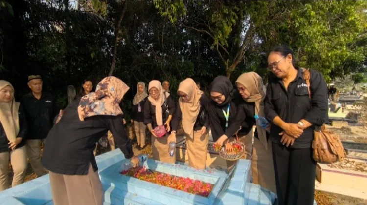 Pegawai RRI Sungailiat Ziarah ke 5 Makam Karyawan di TPU Paritpadang Sungailiat