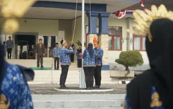 Upacara HUT ke-81 Republik Indonesia di LPP RRI Sungailiat