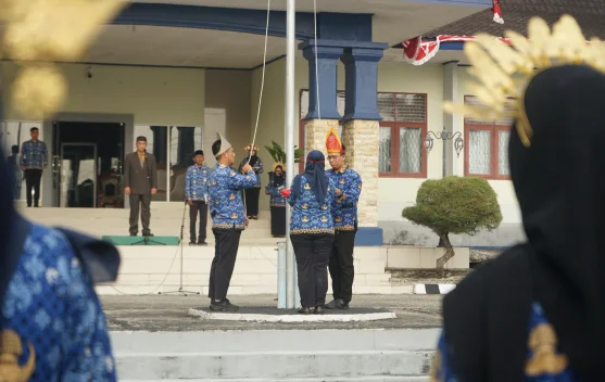 Upacara HUT ke-81 Republik Indonesia di LPP RRI Sungailiat