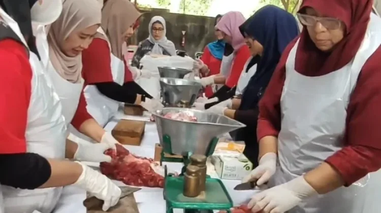 Perkumpulan Adi Husada Bagi Daging Hewan Kurban ke Warga