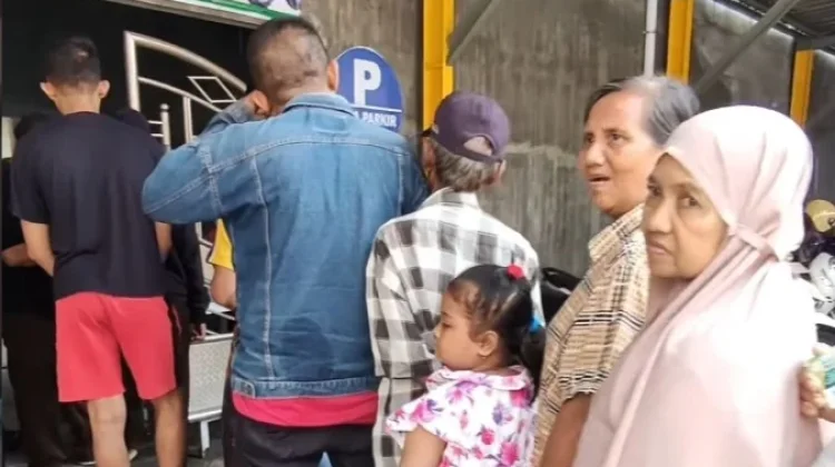 Perkumpulan Adi Husada Bagi Daging Hewan Kurban ke Warga