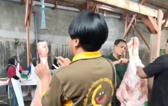 Perkumpulan Adi Husada Bagi Daging Hewan Kurban ke Warga