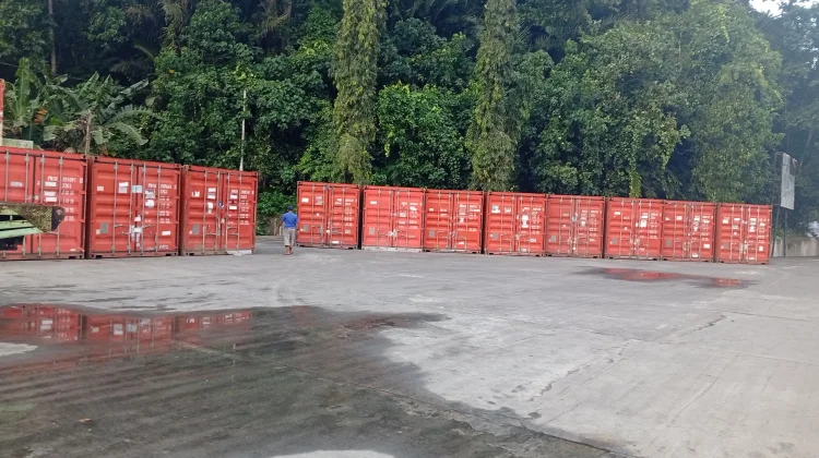 Ratusan Kontener di Turunkan Kapal Tol Laut