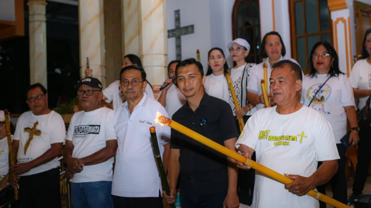Jemaat Kendagu Ruata Terangi Kota Tahuna dengan  Obor