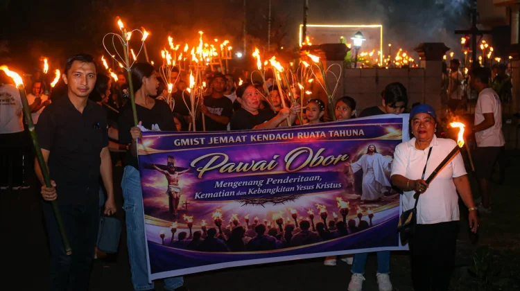 Jemaat Kendagu Ruata Terangi Kota Tahuna dengan  Obor