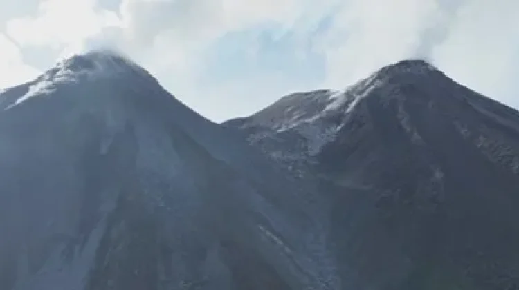 Aktivitas Kegempaan Gunung Karangetang Menurun, namun Tetap Keluarkan Asap
