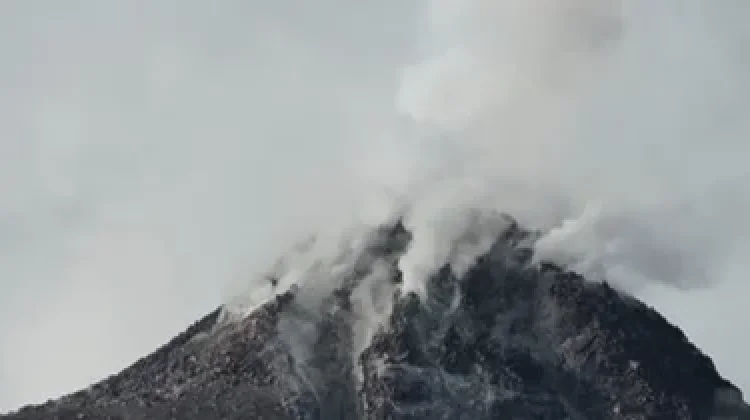 Aktivitas Kegempaan Gunung Karangetang Menurun, namun Tetap Keluarkan Asap