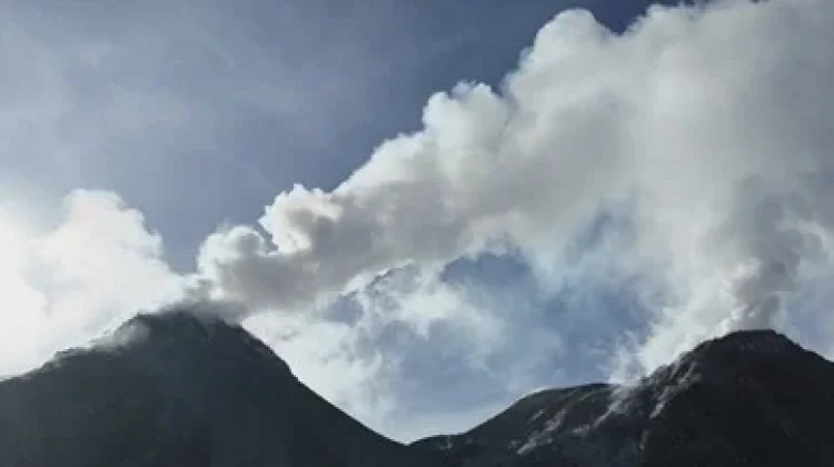Aktivitas Kegempaan Gunung Karangetang Menurun, namun Tetap Keluarkan Asap