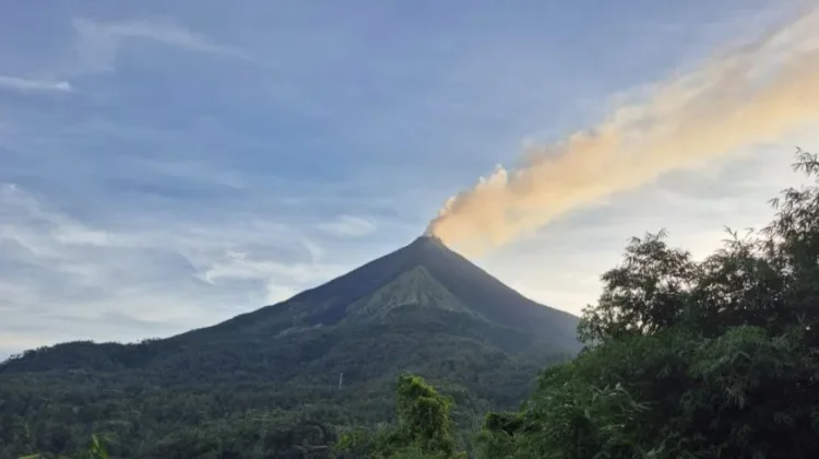 Aktivitas Kegempaan Gunung Karangetang Menurun, namun Tetap Keluarkan Asap