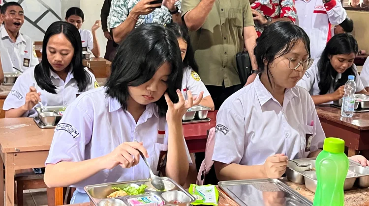 Kajati Sulut Tinjau Pendistribusian MBG di SMA Negeri 1 Tahuna