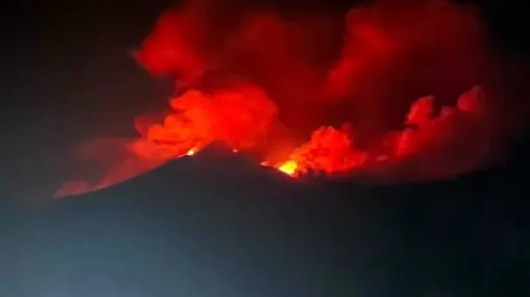 Breaking News, Gunung Api Karangetang Siau Meletus