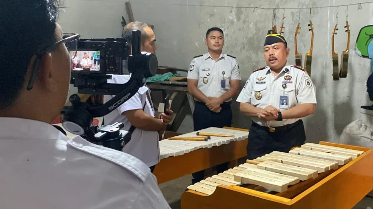 Lapas Tahuna Kembangkan Potensi Warga Binaan dengan Pembuatan Kolintang
