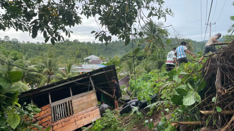 Longsor Terjang Kampung Lesabe I Manalu, Akses Warga Terganggu