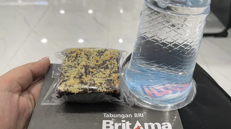 Hari Pelanggan Nasional, BRI Tahuna Suguhi Nasabah Kue dan Minuman