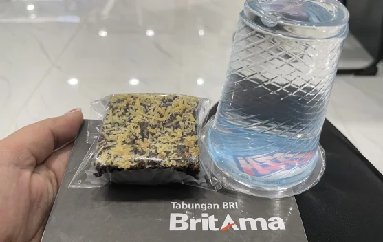 Hari Pelanggan Nasional, BRI Tahuna Suguhi Nasabah Kue dan Minuman