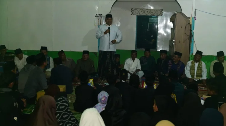 Wakil Bupati Shalat Berjamaah Diterangi Lampu Dari Bantuan Genset
