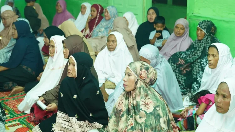 Wakil Bupati Shalat Berjamaah Diterangi Lampu Dari Bantuan Genset