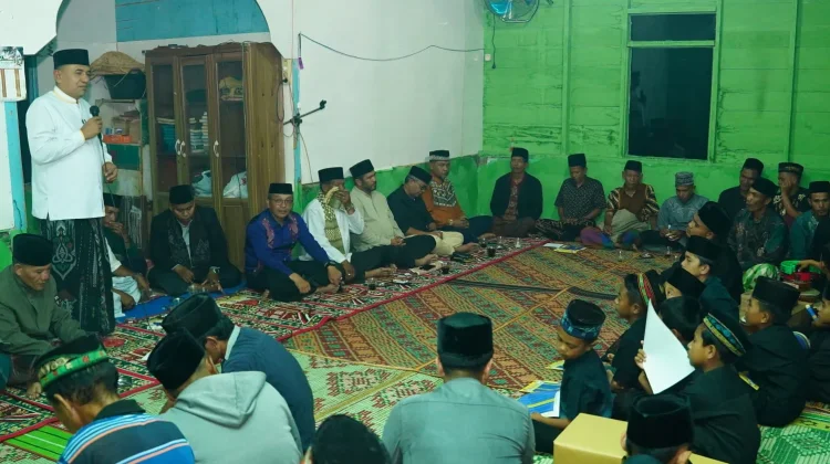 Wakil Bupati Shalat Berjamaah Diterangi Lampu Dari Bantuan Genset