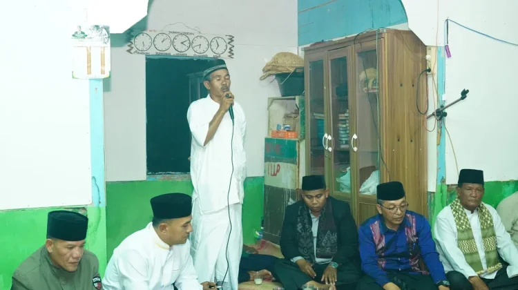 Wakil Bupati Shalat Berjamaah Diterangi Lampu Dari Bantuan Genset