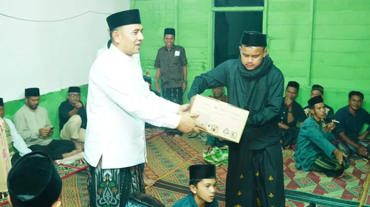 Wakil Bupati Shalat Berjamaah Diterangi Lampu Dari Bantuan Genset