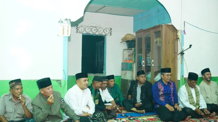 Wakil Bupati Shalat Berjamaah Diterangi Lampu Dari Bantuan Genset