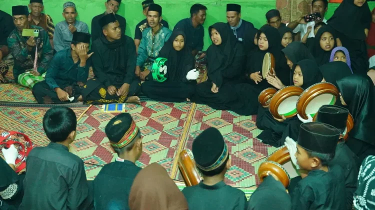 Wakil Bupati Shalat Berjamaah Diterangi Lampu Dari Bantuan Genset