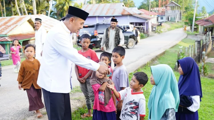 Wakil Bupati Shalat Berjamaah Diterangi Lampu Dari Bantuan Genset
