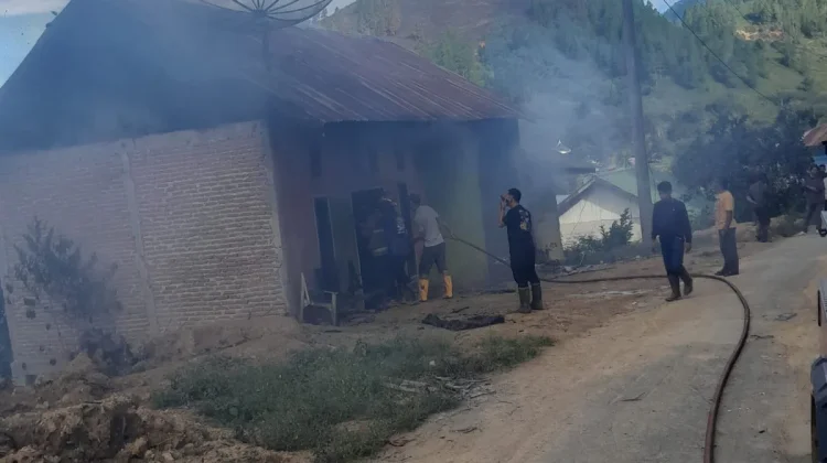 Konsleting Listrik Picu Kebakaran, Satu Rumah di Kecamatan Bintang Hangus