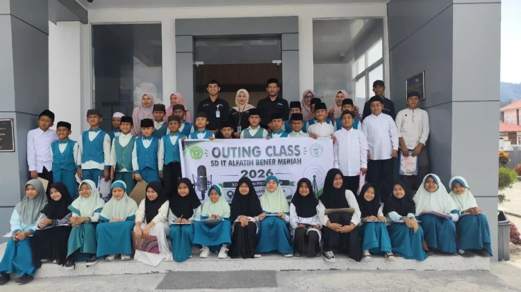 Anak-anak SD Alfatih Bener Meriah Belajar Pengenalan Profesi di RRI Takengon