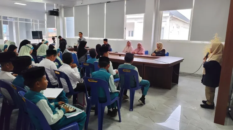 Anak-anak SD Alfatih Bener Meriah Belajar Pengenalan Profesi di RRI Takengon