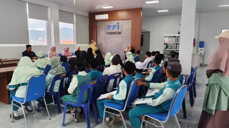 Anak-anak SD Alfatih Bener Meriah Belajar Pengenalan Profesi di RRI Takengon