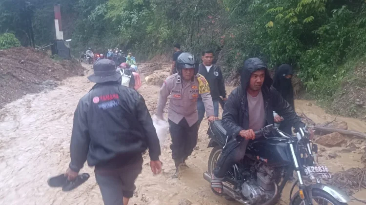 Banjir Bandang dan Tanah Longsor Terjang Jalan Alternatif Angkup