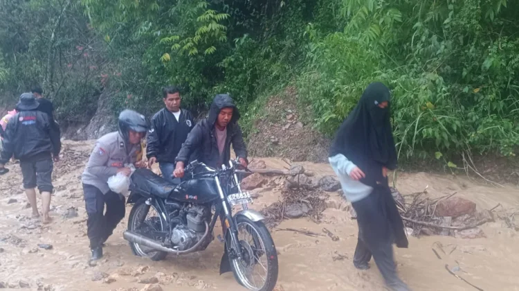 Banjir Bandang dan Tanah Longsor Terjang Jalan Alternatif Angkup
