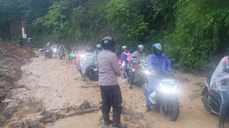 Banjir Bandang dan Tanah Longsor Terjang Jalan Alternatif Angkup