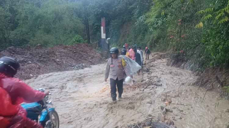 Banjir Bandang dan Tanah Longsor Terjang Jalan Alternatif Angkup