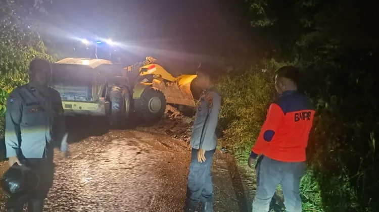 Banjir Bandang dan Tanah Longsor Terjang Jalan Alternatif Angkup