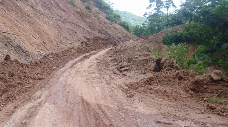 Alat Berat Kemendagri Bersihkan Material Longsor di Pilar Wih Kiri