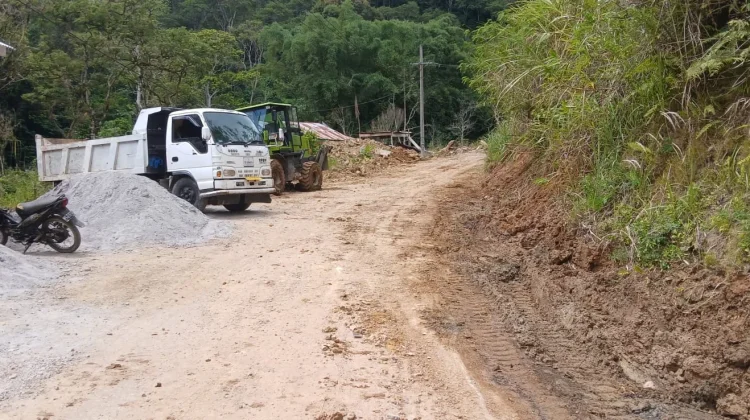 Alat Berat Kemendagri Bersihkan Material Longsor di Pilar Wih Kiri