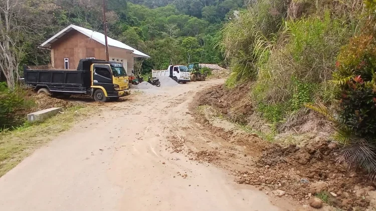 Alat Berat Kemendagri Bersihkan Material Longsor di Pilar Wih Kiri