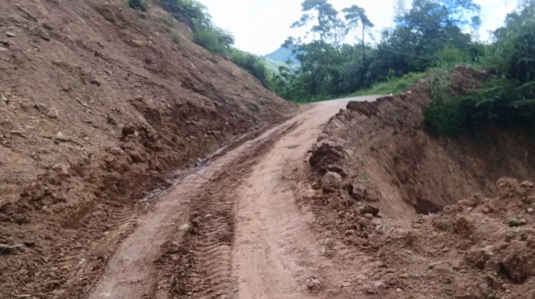 Alat Berat Kemendagri Bersihkan Material Longsor di Pilar Wih Kiri