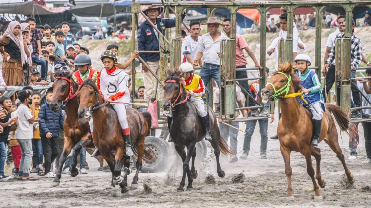 Aksi Para Joki di Pacuan Kuda Tradisional Gayo 2026