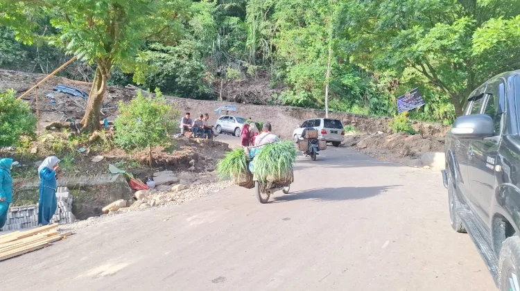 Suasana Jalan Enang-enang, Bener Meriah Pasca Perbaikan Swadaya Masyarakat
