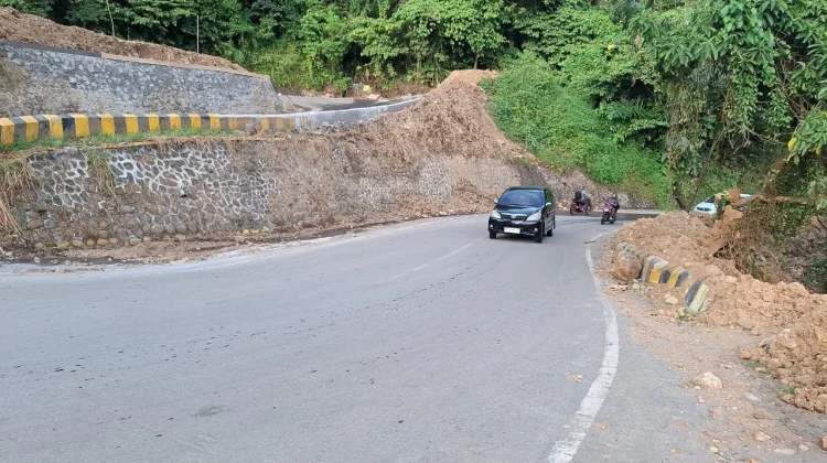 Suasana Jalan Enang-enang, Bener Meriah Pasca Perbaikan Swadaya Masyarakat