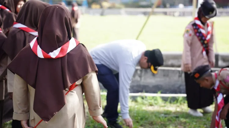 Sebelum Dilepas, Kontingen Jambore Nasional Gotong Royong Bersihkan Lapangan