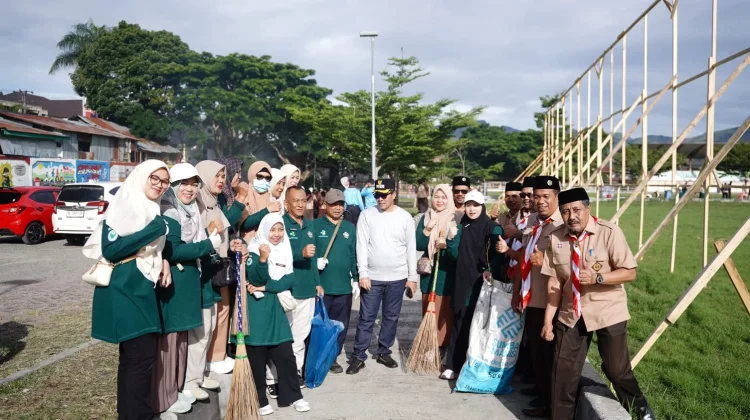 Sebelum Dilepas, Kontingen Jambore Nasional Gotong Royong Bersihkan Lapangan