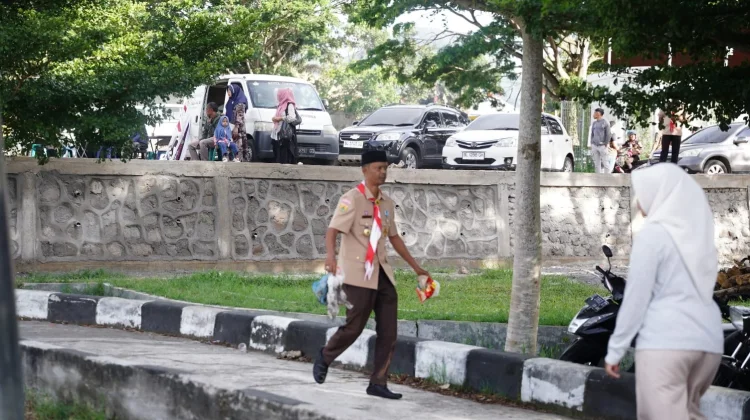 Sebelum Dilepas, Kontingen Jambore Nasional Gotong Royong Bersihkan Lapangan
