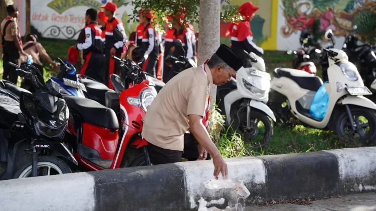 Sebelum Dilepas, Kontingen Jambore Nasional Gotong Royong Bersihkan Lapangan