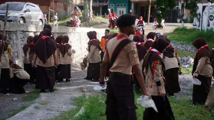 Sebelum Dilepas, Kontingen Jambore Nasional Gotong Royong Bersihkan Lapangan